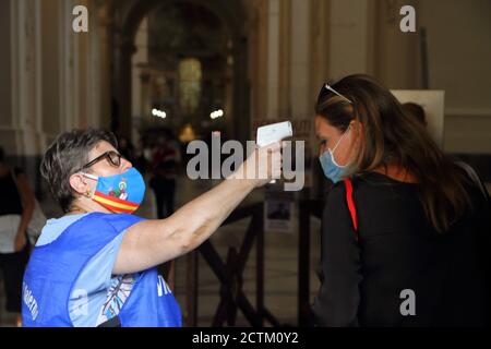 Les fidèles qui visitent la cathédrale , pendant les célébrations du patron Saint Matthieu, sont mesurés la température corporelle avec le pistolet à scanner thermo. Banque D'Images