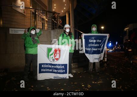 Düsseldorf, Allemagne. 24 septembre 2020. Les militants de Greenpeace se tiennent devant la Chancellerie d'État de Düsseldorf avec des bannières. La bannière (l) se lit comme suit : « Chancellerie NRWE: Climat brûlé, maison détruite ». Les militants de Greenpeace ont grimpé sur le toit de la Chancellerie d'État de Dusseldorf pour protester contre la mine de lignite à ciel ouvert Garzweiler. Les activistes accusent le Ministre-Président Laschet de ne pas arrêter l'expansion de la mine en fonte de Garzweiler II malgré la crise climatique et la menace de destruction d'autres villages. Crédit : David Young/dpa/Alay Live News Banque D'Images