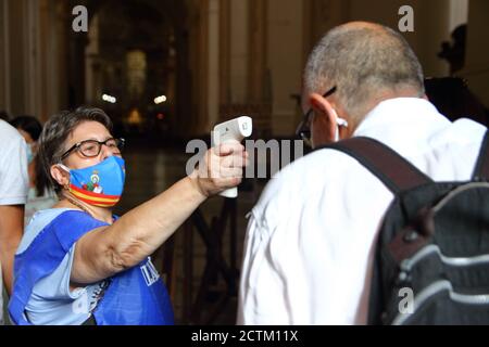 Les fidèles qui visitent la cathédrale , pendant les célébrations du patron Saint Matthieu, sont mesurés la température corporelle avec le pistolet à scanner thermo. Banque D'Images