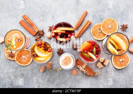 Divers cocktails chauds à l'alcool de saison d'automne ou d'hiver - vin chaud, glog, grog, aubergines, ALE au gingembre chaud, rhum au beurre chaud, punch, cid aux pommes murées Banque D'Images
