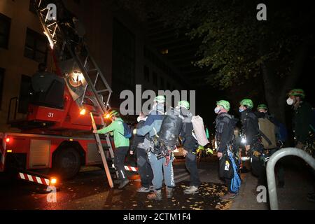 Düsseldorf, Allemagne. 24 septembre 2020. Les militants de Greenpeace grimpent sur une échelle tournant jusqu'au toit de la Chancellerie d'État de Düsseldorf. Les militants de Greenpeace ont grimpé sur le toit de la Chancellerie d'État de Dusseldorf pour protester contre la mine de lignite opencast Garzweiler. Les activistes accusent le Ministre-Président Laschet de ne pas arrêter l'expansion de la mine en fonte de Garzweiler II malgré la crise climatique et la menace de destruction d'autres villages. Crédit : David Young/dpa/Alay Live News Banque D'Images