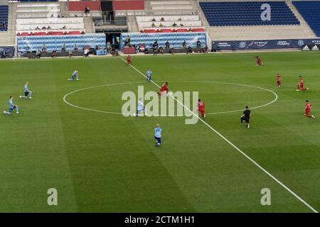 Harrison, États-Unis. 23 septembre 2020. Les joueurs du Toronto FC et du NYCFC s'agenouillent avant le match de la saison régulière de la MLS au Red Bull Arena de Harrison, New Jersey, le 23 septembre 2020. Le jeu a été joué sans fans en raison de la prévention pandémique COVID-19. Toronto FC a gagné 1 - 0. (Photo de Lev Radin/Sipa USA) crédit: SIPA USA/Alay Live News Banque D'Images