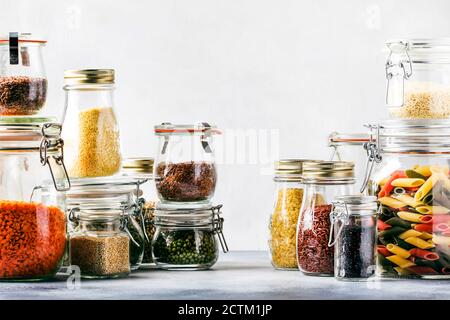 Sélection ou ensemble de céréales, pâtes, gruaux, légumineuses biologiques et graines utiles en pots de verre. Source végétalienne de protéines et de ressources énergétiques. Vege sain Banque D'Images