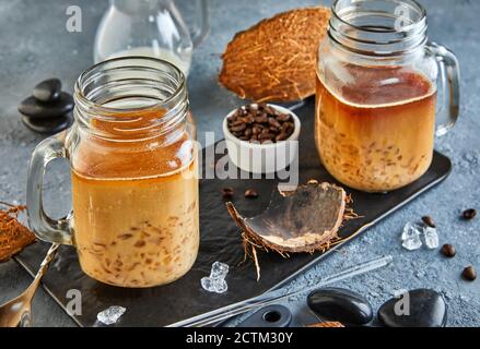 Café glacé thaïlandais au lait de noix de coco avec glace pilée dans un pot Mason. Banque D'Images