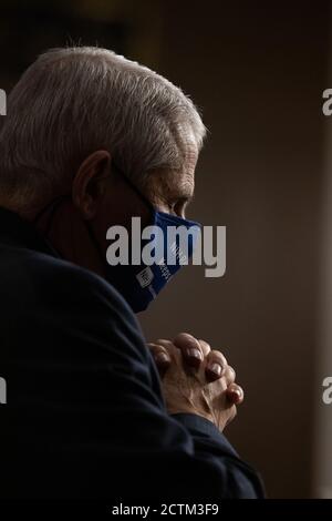 (200924) -- BEIJING, le 24 septembre 2020 (Xinhua) -- Anthony Fauci, directeur de l'Institut national américain des allergies et des maladies infectieuses, gestes au cours d'une audience du Comité sénatorial américain sur la santé, l'éducation, le travail et les pensions à Washington, DC, États-Unis, le 23 septembre 2020. Anthony Fauci a assisté à l'audience mercredi et a mis en garde contre les effets à long terme que la maladie pourrait avoir sur les personnes infectées. (Graeme Jennings/Pool via Xinhua) Banque D'Images