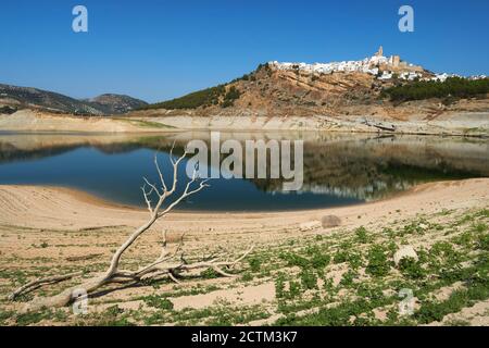 Marécage d'Iznajar avec sécheresse due à l'absence de pluie. Andalousie, Cordoue, Espagne. Banque D'Images