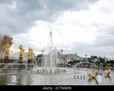 Fontaine de l'amitié des peuples au Centre d'exposition tout-russe Centre d'exposition tout-russe, ancienne exposition des réalisations de l'Econo National Banque D'Images