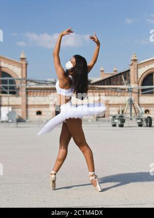 Danse ballerine dans les rues Banque D'Images