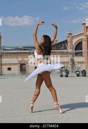 Danse ballerine dans les rues Banque D'Images