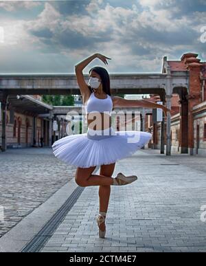 Danse ballerine dans les rues Banque D'Images