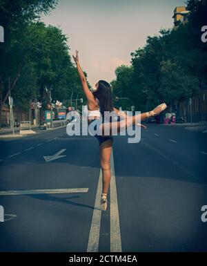 Danse ballerine dans les rues Banque D'Images