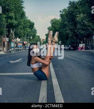 Danse ballerine dans les rues Banque D'Images