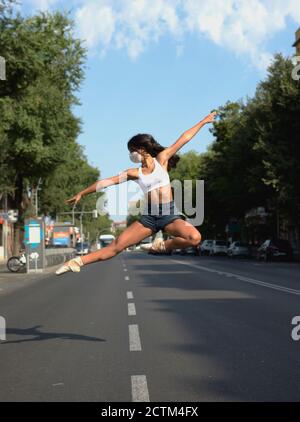 Danse ballerine dans les rues Banque D'Images