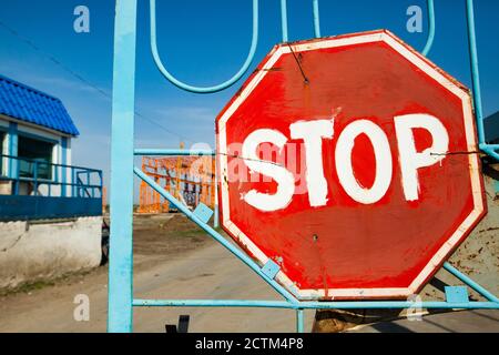 Un panneau de signalisation rouge vintage fait à la main « STOP ». Territoire de l'usine au Kazakhstan. Banque D'Images