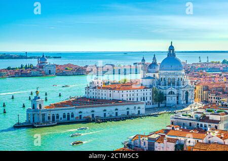 Vue aérienne du centre historique de Venise, église catholique Santa Maria della Salute sur Punta della Dogana entre le Grand Canal et le Canal Giudecca, région de Vénétie, Italie du Nord. Paysage urbain de Venise. Banque D'Images