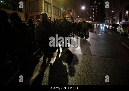 Seattle, Wa, Washington, États-Unis. 23 septembre 2020. Les manifestants défilent en souvenir de Breonna Taylor à Seattle, Washington, le 23 septembre 2020. Aujourd'hui, les policiers de Louisville qui ont tué Taylor par balle en mars dernier lors d'un mandat d'interdiction de frappe n'ont pas été inculpés par un grand jury. Crédit : Karen Ducey/ZUMA Wire/Alay Live News Banque D'Images