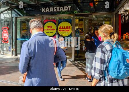 28 août 2020, Basse-Saxe, Hanovre: "Nous fermons ce magasin" et "tout réduit" est écrit sur les portes d'entrée du magasin GALERIA Karstadt Kaufhof sur la Georgstraße. Compte tenu de la fermeture imminente de près de 50 grands magasins de Galeria Karstadt Kaufhof, l'Association allemande des villes et des villes fait pression pour que les municipalités disposent d'une plus grande marge de manœuvre dans la gestion des crises. "Les villes ont besoin d'urgence de perspectives sûres et de l'occasion d'acquérir elles-mêmes des propriétés clés", a déclaré Dedy, le directeur général de l'Association des villes et villes allemandes. Photo: Stefan Banque D'Images