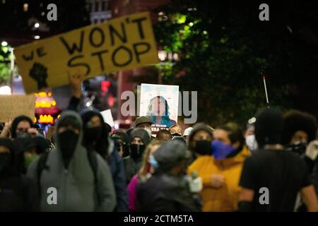 Seattle, Wa, Washington, États-Unis. 23 septembre 2020. Les manifestants défilent en souvenir de Breonna Taylor à Seattle, Washington, le 23 septembre 2020. Aujourd'hui, les policiers de Louisville qui ont tué Taylor par balle en mars dernier lors d'un mandat d'interdiction de frappe n'ont pas été inculpés par un grand jury. Crédit : Karen Ducey/ZUMA Wire/Alay Live News Banque D'Images