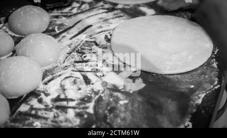 Vue rapprochée isolée de la préparation de pain Pita en noir et Blanc- Israël Banque D'Images