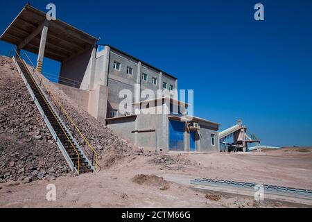 Construction et convoyeur d'une usine minière et de traitement dans une carrière de pierre de l'usine de Jambyl Cement sur fond ciel bleu clair. Banque D'Images