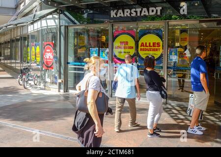 28 août 2020, Basse-Saxe, Hanovre: "Nous fermons ce magasin" et "tout réduit" est écrit sur les portes d'entrée du magasin GALERIA Karstadt Kaufhof sur la Georgstraße. Compte tenu de la fermeture imminente de près de 50 grands magasins de Galeria Karstadt Kaufhof, l'Association allemande des villes et des villes fait pression pour que les municipalités disposent d'une plus grande marge de manœuvre dans la gestion des crises. "Les villes ont besoin d'urgence de perspectives sûres et de l'occasion d'acquérir elles-mêmes des propriétés clés", a déclaré Dedy, le directeur général de l'Association des villes et villes allemandes. Photo: Stefan Banque D'Images