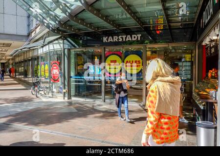 28 août 2020, Basse-Saxe, Hanovre: "Nous fermons ce magasin" et "tout réduit" est écrit sur les portes d'entrée du magasin GALERIA Karstadt Kaufhof sur la Georgstraße. Compte tenu de la fermeture imminente de près de 50 grands magasins de Galeria Karstadt Kaufhof, l'Association allemande des villes et des villes fait pression pour que les municipalités disposent d'une plus grande marge de manœuvre dans la gestion des crises. "Les villes ont besoin d'urgence de perspectives sûres et de l'occasion d'acquérir elles-mêmes des propriétés clés", a déclaré Dedy, le directeur général de l'Association des villes et villes allemandes. Photo: Stefan Banque D'Images