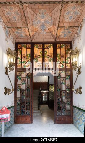 Porte d'entrée et plafond en vitraux dans le bâtiment moderniste casa de les mélanges ou casa terrades bâtiment conçu par L'architecte Josep Puig y Banque D'Images