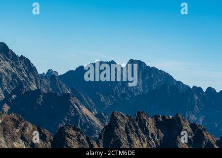 Gerlachovsky étouffe le sommet de montagne avec d'autres pics autour dans les montagnes Vysoke Tatry en Slovaquie pendant la journée d'automne incroyable avec ciel clair Banque D'Images