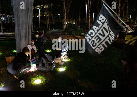 Seattle, Wa, Washington, États-Unis. 23 septembre 2020. Les manifestants allument des bougies et des fleurs devant le palais de justice fédéral en souvenir de Breonna Taylor à Seattle, Washington, le 23 septembre 2020. Aujourd'hui, les policiers de Louisville qui ont tué Taylor par balle en mars dernier lors d'un mandat d'interdiction de frappe n'ont pas été inculpés par un grand jury. Crédit : Karen Ducey/ZUMA Wire/Alay Live News Banque D'Images