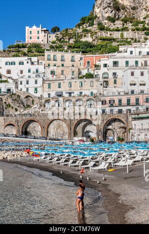 Plage à Atrani, côte amalfitaine, Campanie, Italie Banque D'Images