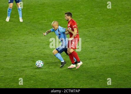 Harrison, États-Unis. 23 septembre 2020. Alexandru Mitrita (28) de NYCFC contrôle le ballon pendant le match de la saison régulière de la MLS contre le FC de Toronto au Red Bull Arena. Le jeu a été joué sans fans en raison de la prévention pandémique COVID-19. Toronto FC a gagné 1 - 0. Tout le personnel de soutien et les joueurs sur le banc portaient des masques faciaux et gardaient des distances sociales. (Photo de Lev Radin/Pacific Press) crédit: Pacific Press Media production Corp./Alay Live News Banque D'Images