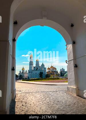 Vue de l'arche de la Tour Spasskaya à la Tour Ivan le Grand Bell. Kremlin de Moscou. Banque D'Images