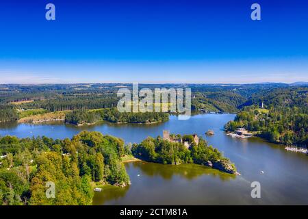 Réservoir Ottenstein et Lichtenfels à Waldviertel, Basse-Autriche. Vue aérienne sur le lac et le site historique de la ruine. Banque D'Images