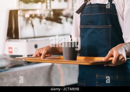 Gros plan sur une tasse de café avec une femme au café-restaurant, Coffee Business concept Banque D'Images