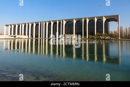 Segrate, province de Milan, Lombardie, Italie. Palazzo Mondadori, par Oscar Niemeyer, 1968 - 1975. Le palais, qui abrite la maison d'édition italienne Mondadori, pendant une journée d'hiver avec le lac gelé. Banque D'Images