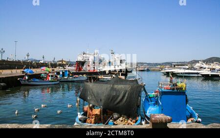 Pozzuoli, province de Naples, Campanie, Italie. Le port de Pozzuoli. Banque D'Images