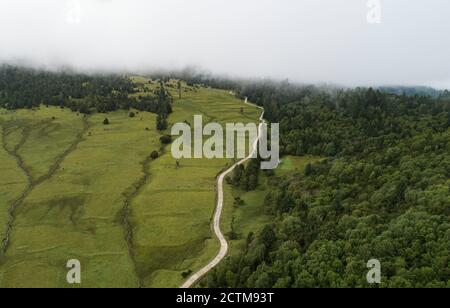 Nyingchi. 11 septembre 2020. La photo aérienne prise le 11 septembre 2020 montre une vue sur le canton de Lunang à Nyingchi, dans la région autonome du Tibet du sud-ouest de la Chine. Situé à plus de 3,300 mètres au-dessus du niveau de la mer, le canton de Lunang est une destination touristique bien connue le long de l'autoroute Sichuan-Tibet. Crédit: Wang Qinou/Xinhua/Alamy Live News Banque D'Images