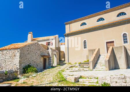 Ancienne ville côtière de Lubenice sur l'île de Cres en Croatie, rues pavées et maisons anciennes Banque D'Images