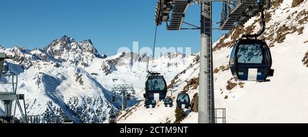 Nouveau moderne et spacieux, grande cabine, télécabine de ski montant de télécabine contre sommets enneigés couverts de neige dans un paysage autrichien de luxe station d'hiver Banque D'Images