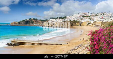 Paysage avec la vieille ville d'Albufeira et les plages de sable de la ville en Algarve, Portugal Banque D'Images