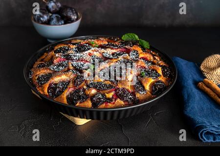 Tarte aux prunes maison à la cannelle. Tarte aux fruits sur table noire. Banque D'Images