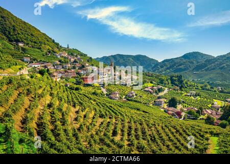 Collines de Prosecco, vignobles et village de Santo Stefano. Site de l'UNESCO. Valdobbiadene, Trévise, Vénétie, Italie, Europe. Banque D'Images