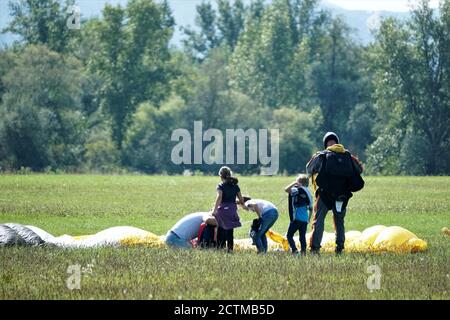 Saut en parachute en tandem peu après le moment de l'atterrissage tir coloré à Slavnica, Slovaquie, le 19 septembre 2020. Famille avec enfants. Banque D'Images
