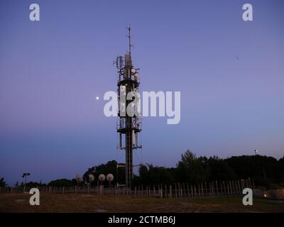 Photo d'une antenne relais prise au crépuscule Banque D'Images