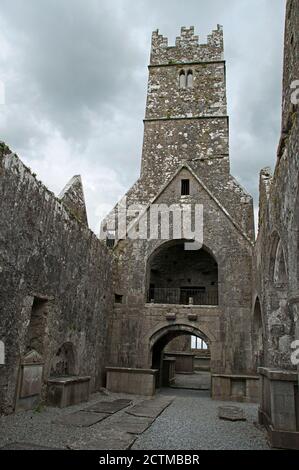 Ruines du couvent des Frères Ross Errilly dans le comté de Galway, en Irlande Banque D'Images