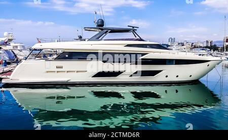 Yacht de luxe dans le port de Sotchi. Russie Banque D'Images