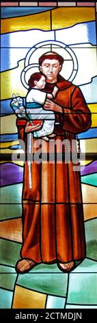 Crikvenica, vitrail dans l'église de l'Assomption de la Sainte Vierge Marie, Croatie, Europe Banque D'Images