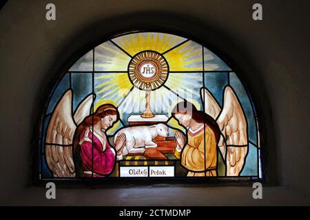 Crikvenica, vitrail dans l'église de l'Assomption de la Sainte Vierge Marie, Croatie, Europe Banque D'Images
