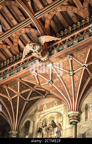 Salle de banquet du château de Cardiff, ange en bois sculpté tenant un bouclier heralsec familial. Banque D'Images