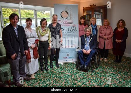 L'équipe et les conseillers locaux se réunissent pour un ''Ellen Hutchins festival ouverture 2019''. Bantry Co, Cork, Irlande. Banque D'Images